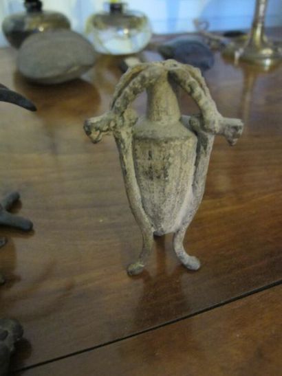 null Antilope, vase tripode (H.9 cm), amulette, pendentif en métal ferreux