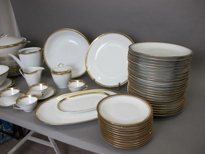 null Service de table en porcelaine blanche à filet or comprenant : 23 assiettes...