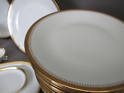 null Service de table en porcelaine blanche à filet or comprenant : 23 assiettes...