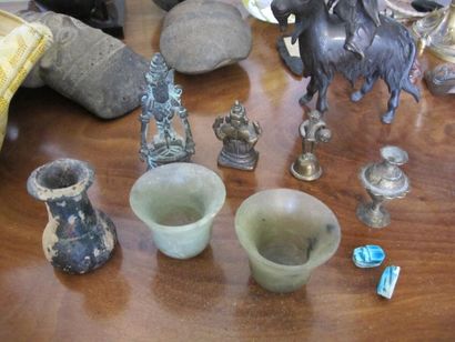 null Lot de petits bronzes Indiens, deux coupes en jade et vase à long col en verre...