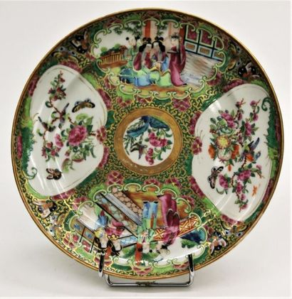 null CHINE Canton XIXème siècle
Une assiette en porcelaine à décor fin aux émaux...