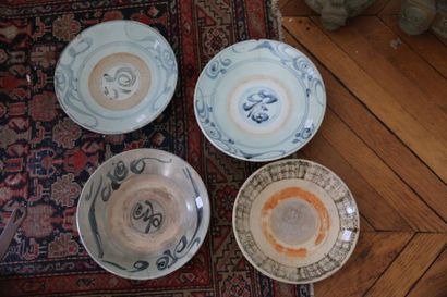 null Chine. 4 plats en porcelaine émaillé (accidents, fêle)