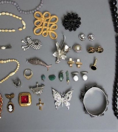 null Ensemble de bijoux fantaisies comprenant : des colliers de perles dures, broches...