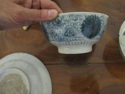 null Chine. Coupelle et bol en porcelaine à décor blanc bleu rayonnant. D.18 cm....