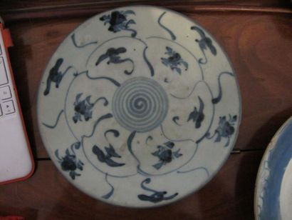 null Chine. Coupelle et bol en porcelaine à décor blanc bleu rayonnant. D.18 cm....