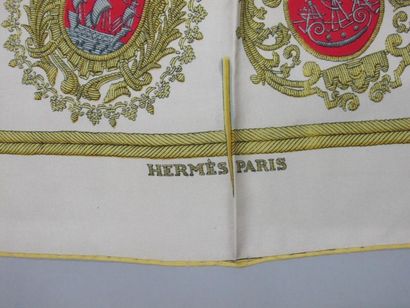 null HERMES Paris
Carré en soie imprimée, titré "les armes de Paris"
(taches, petits...