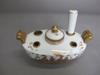 null Encrier en porcelaine de forme navette à deux anses à décor chinoiseries rehaussées...