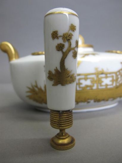 null Encrier en porcelaine de forme navette à deux anses à décor chinoiseries rehaussées...