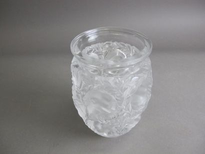 null LALIQUE France
Vase "aux oiseaux" en verre moulé satiné, signé à la roue sous...