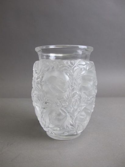 null LALIQUE France
Vase "aux oiseaux" en verre moulé satiné, signé à la roue sous...