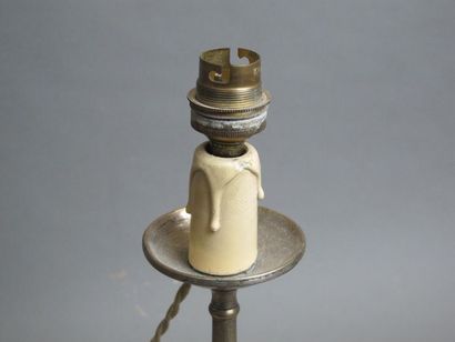 null Flambeaux en bronze argenté monté en lampe, piétement tripode. 
H.34 cm