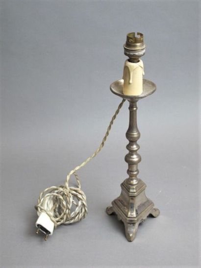 null Flambeaux en bronze argenté monté en lampe, piétement tripode. 
H.34 cm