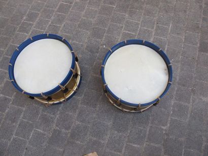 null Ensemble de 4 tambours et leurs baguettes (deux accidentés)