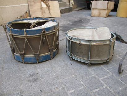 null Ensemble de 4 tambours et leurs baguettes (deux accidentés)