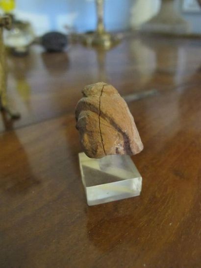null Archéo-mediteranéen. Tête féminine en terre cuite.
H.3 cm (accident)