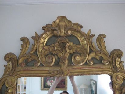 null Mirror in carved and gilded wood frame.
Regency style.
120 x 70 cm