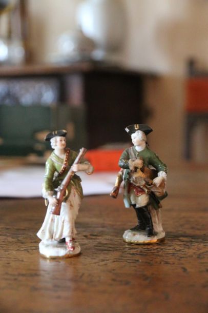 null Meissen XIXe. 
Chasseur et chasseuse.
Deux groupes en porcelaine polychrome
H.8...