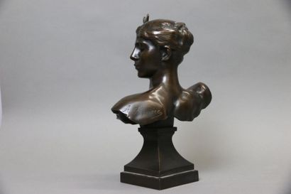 null Alexandre Falguière (1831-1900)
Buste de Diane en bronze patiné 
H.25 cm