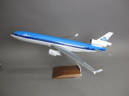 null Maquette de Boeing 747-400 KLM, PH-BFJ, montée sur un présentoir
70x65 cm. 
Maquette...
