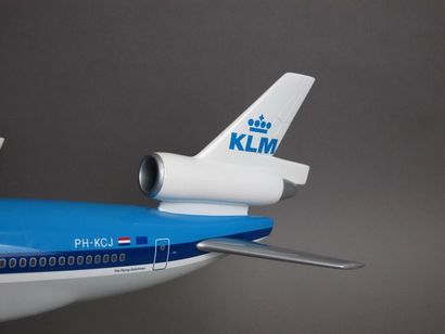 null Maquette de Boeing 747-400 KLM, PH-BFJ, montée sur un présentoir
70x65 cm. 
Maquette...