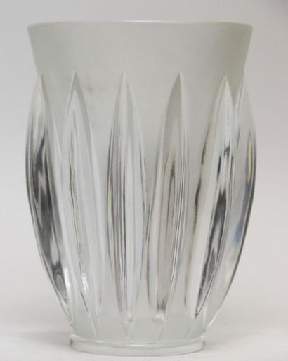 null LALIQUE France.
Vase évasé en verre moulé pressé blanc. 
Hauteur: 19.5 cm