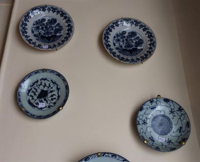 null Deux assiettes en porcelaine à décor blanc bleu de fleurs, un plat rond et cinq...