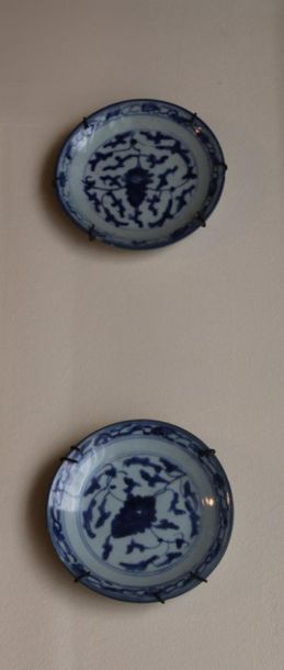 null Deux assiettes en porcelaine à décor blanc bleu de fleurs, un plat rond et cinq...