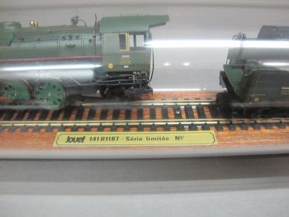 null Club Jouef "Ho"
Presentation on base and tube.
Set consisting of:
- locomotive...