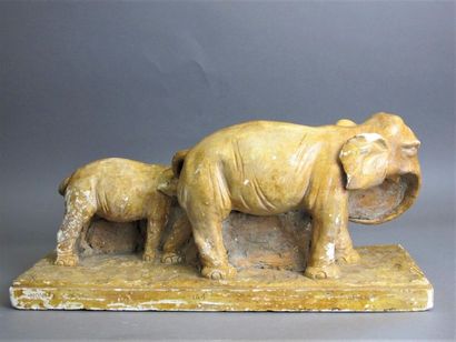 null Travail français vers 1930
Sculpture en platre patiné ocre représentant un éléphant...