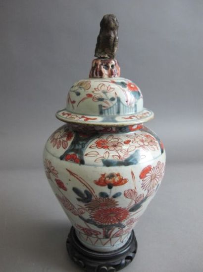 null CHINE
vase pansu en porcelaine à décor imari de chrysanthèmes, le couvercle...