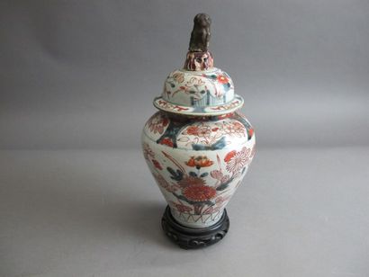 null CHINE
vase pansu en porcelaine à décor imari de chrysanthèmes, le couvercle...