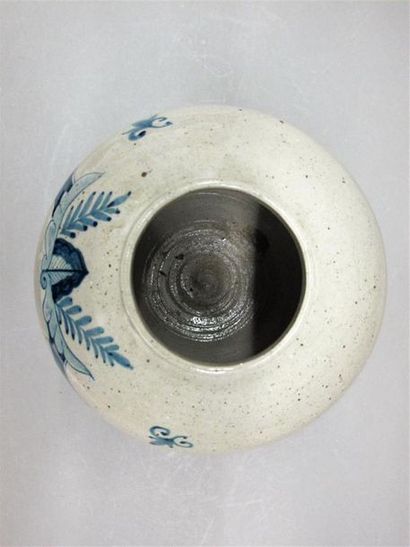 null Grand vase globulaire en grès marqué "ST. OMER".
D.22 - H.28,5 cm