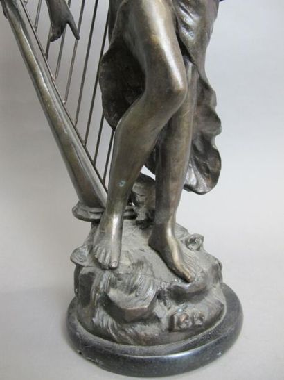 null D'après Hippolyte François MOREAU (1832-1927).
Jeune fille à la harpe en régule...