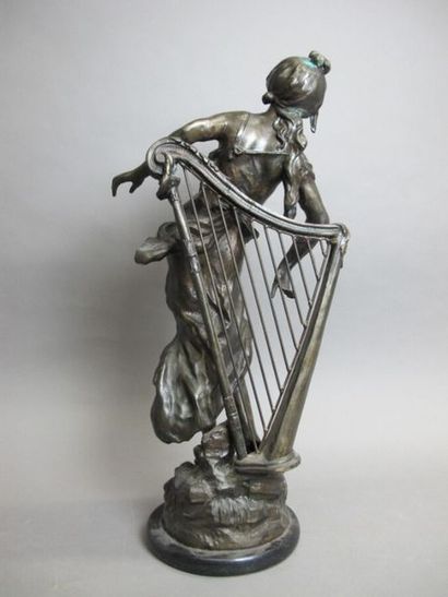 null D'après Hippolyte François MOREAU (1832-1927).
Jeune fille à la harpe en régule...