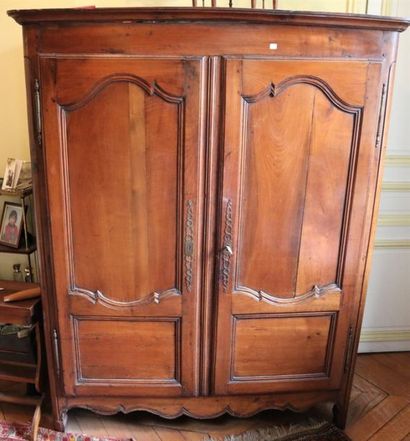 null Armoire en noyer mouluré à deux portes