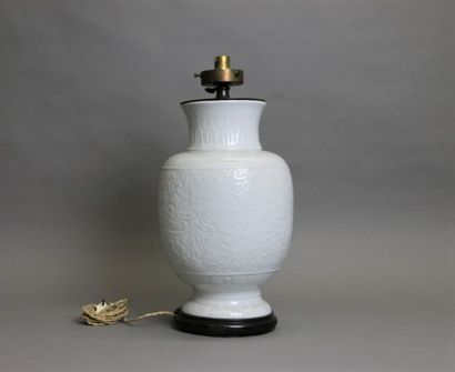 null Pied de lampe en porcelaine blanche à décor ciselé de palmes et fleurs. XIXème...