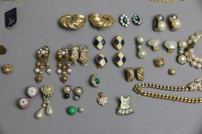 null Lot de bijoux fantaisies; colliers, broches, clips d'oreille, montres,stylo...