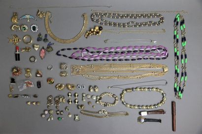 null Lot de bijoux fantaisies; colliers, broches, clips d'oreille, montres,stylo...