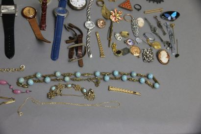 null Lot de bijoux fantaisies, deux camés, médaille, montres à quartz, deux montres...