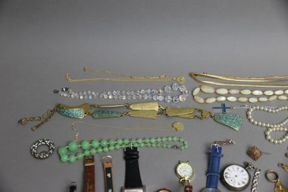 null Lot de bijoux fantaisies, deux camés, médaille, montres à quartz, deux montres...