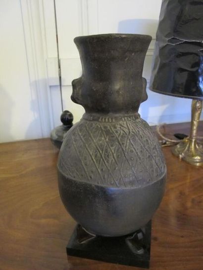 null Précolombien, Pérou, Chimu. Vase de forme anthropomorphe en terre cuite noir....