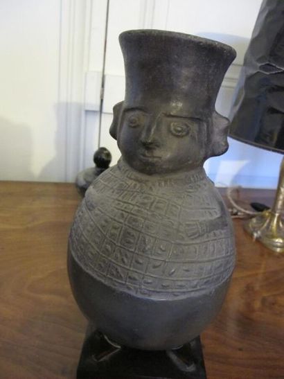 null Précolombien, Pérou, Chimu. Vase de forme anthropomorphe en terre cuite noir....