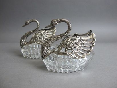 null Pair of swan-shaped salt shakers in cut glass and silver 835°/°°, import stamp.
Gross...