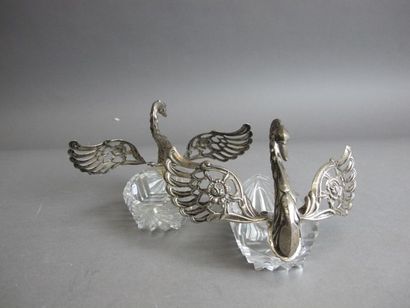 null Pair of swan-shaped salt shakers in cut glass and silver 835°/°°, import stamp.
Gross...