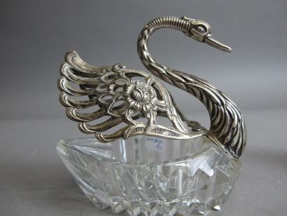 null Pair of swan-shaped salt shakers in cut glass and silver 835°/°°, import stamp.
Gross...