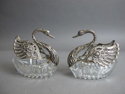 null Pair of swan-shaped salt shakers in cut glass and silver 835°/°°, import stamp.
Gross...