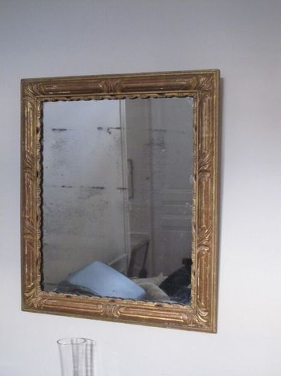 null Miroir en bois doré à agrafe feuillagée.
Style Louis Louis XVI