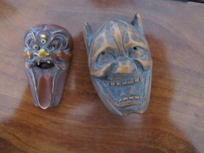 null Japon, XIXeme siècle
Deux masques de nô l'un en os l'autre en bois. 
H: 5,5...