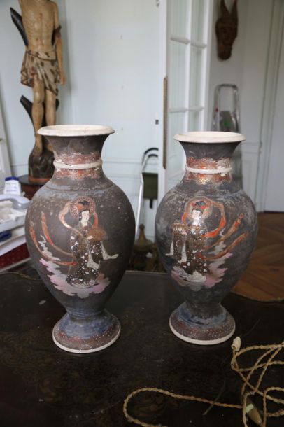 null Japon. Deux vases en satsuma à décor émaillé de divinité (usures). H.47 cm