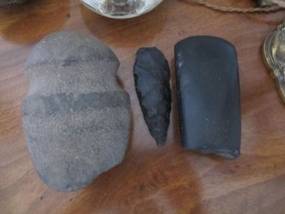 null Silex Guatemala ?. L.10 cm - Hache en pierre. L.12 cm - pierre taillé. L.16...
